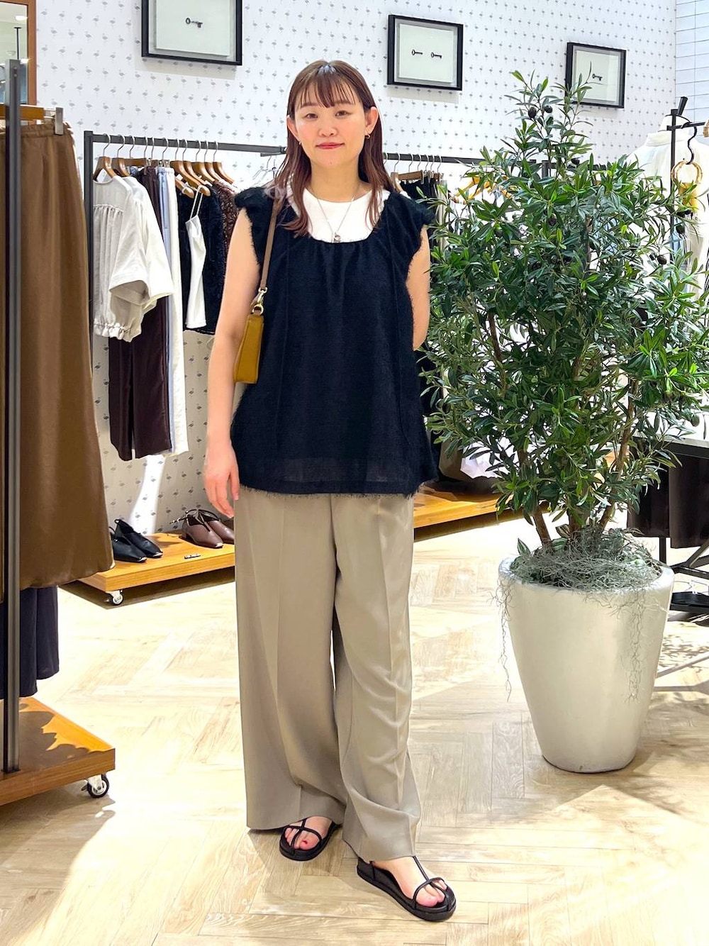 ホワイト系のTシャツ/カットソー、ブラック系のサンダル、グレー系のその他パンツを着用したレディースの夏コーディネートの1枚目の写真