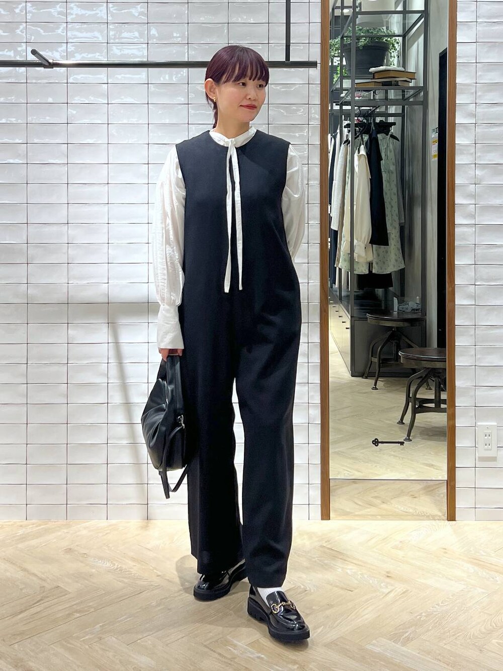 「リラックス、ベーシック/シンプル、着痩せ・細見え、楽ちんコーデ、SNAP_apart by lowrys、骨格ストレート、高身長、ラフ、きれいめ、apart by lowrys、入学式・卒業式、ブラウス、ローファー、ピアス、バッグ」｜「A part byのＳＵＳ／ハートピアス≪追加5≫（ピアス（両耳用）、ゴールド系）」を使った、momoさん（レディース・165cm）の春コーディネートの1枚目の写真