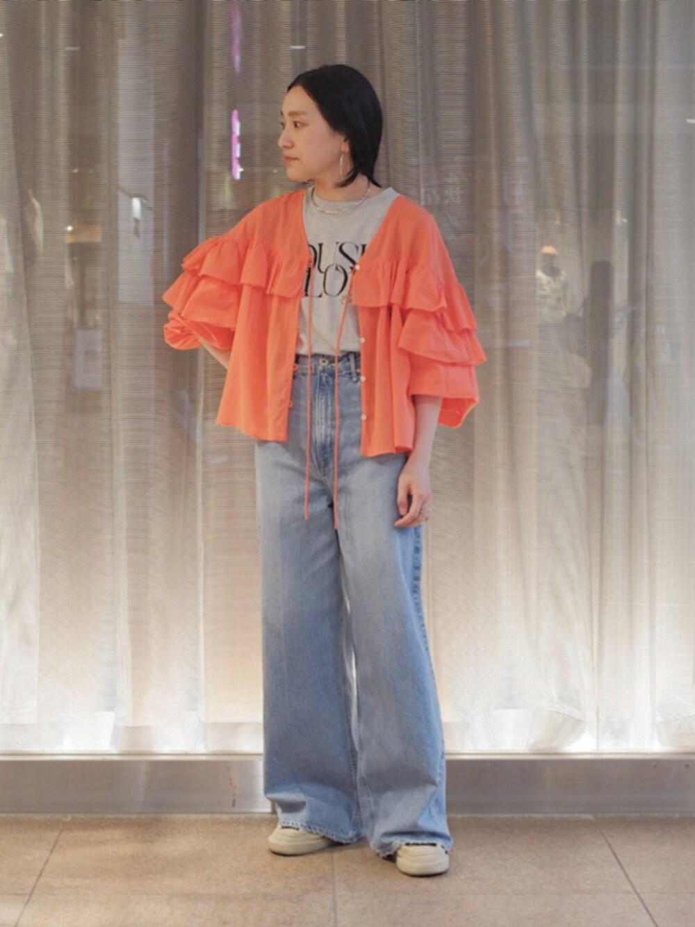 「SHIPS、SHIPS for women、シップス フォー ウィメン(SHIPS for women)、デニム、ロゴT、チョーカー、オトナカジュアル、夏ファッション」｜「upperhightsのupper hights:THE SISTER（デニムパンツ、ブルー系）」を使った、増田さん（レディース・157cm）の春コーディネートの1枚目の写真