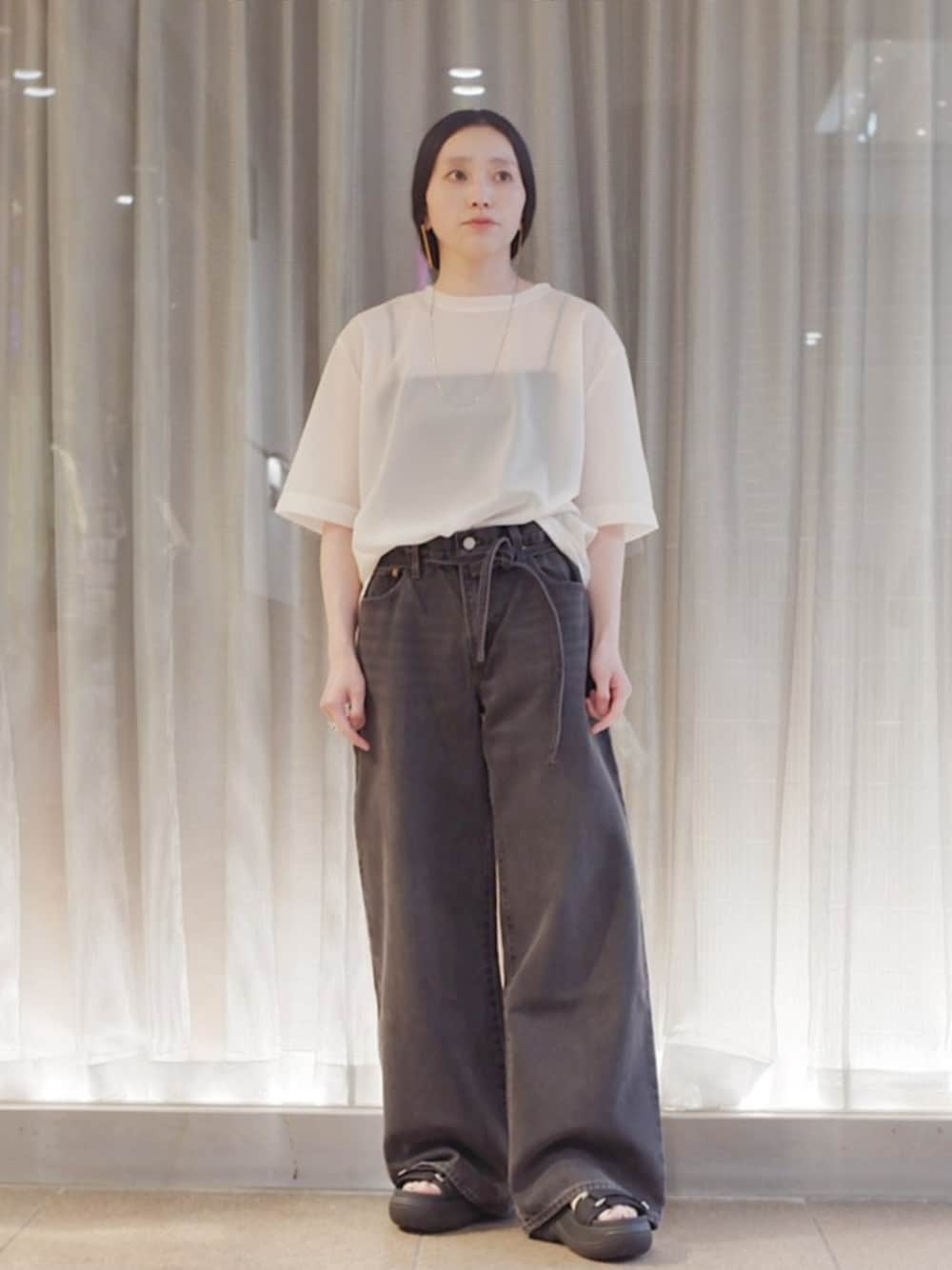 「SHIPS、SHIPS for women、シップス、シップス フォー ウィメン(SHIPS for women)、シアー、シアートップス、デニムパンツ、サンダル、きれいめカジュアル、大人カジュアル、夏コーデ」｜「SHAKAの【SHIPS別注】SHAKA:CHILL VIBES EVOL CHUNKY（サンダル、ブラック系）」を使った、増田さん（レディース・157cm）の春コーディネートの1枚目の写真