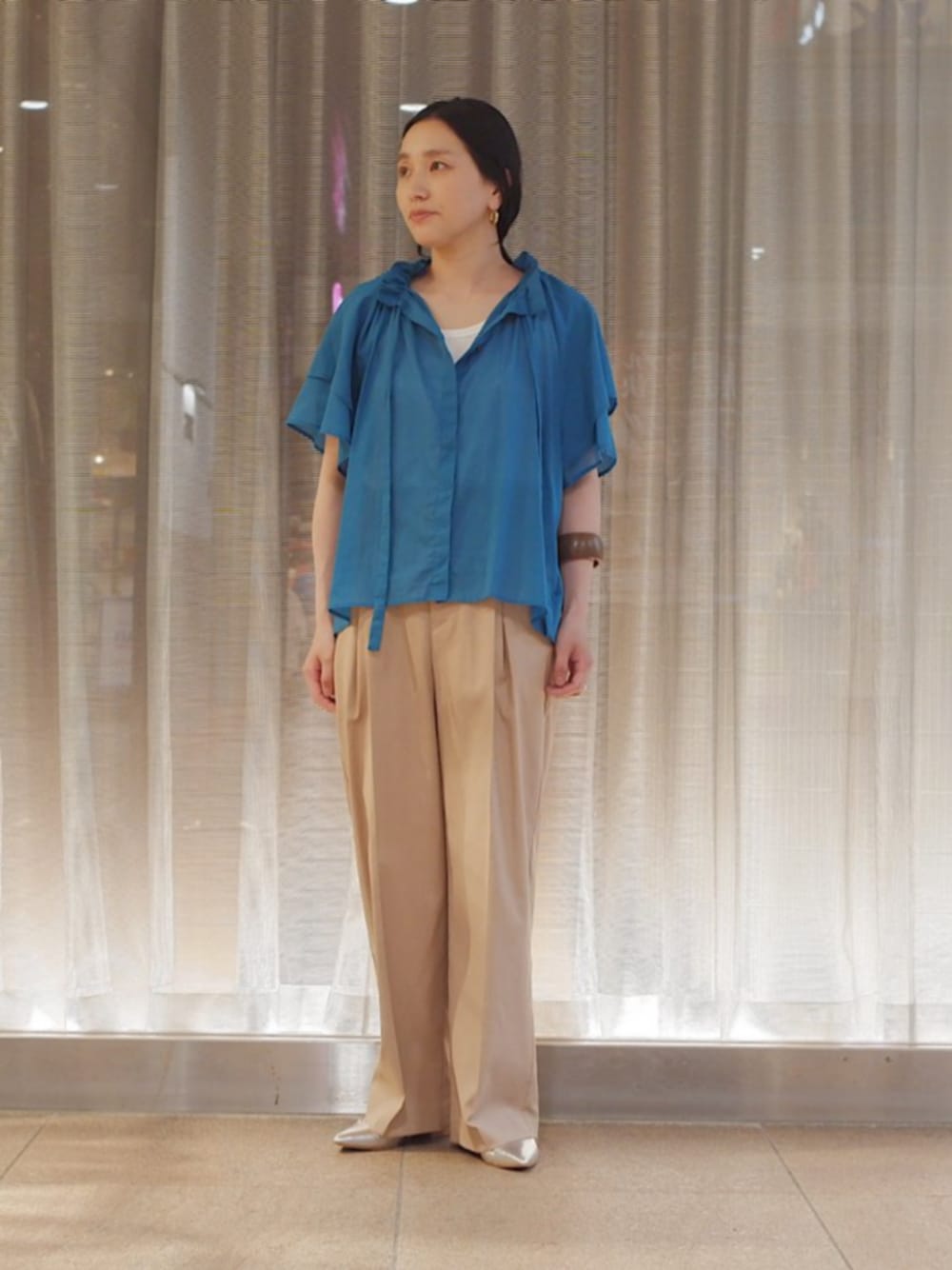 「SHIPS、SHIPS for women、シップス フォー ウィメン(SHIPS for women)、ブラウス×デニム、タックパンツ、ストレートパンツ、フラットシューズ」｜「SHIPSの〈手洗い可能 / UVカット〉ドライオックス フロント タック ストレート パンツ 24SS ◇（スラックス、ベージュ系）」を使った、増田さん（レディース・157cm）の夏コーディネートの1枚目の写真