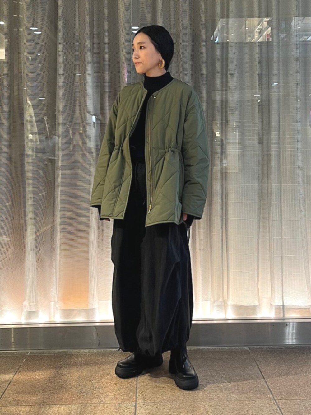 「シップス、シップス フォー ウィメン(SHIPS for women)、SHIPS、SHIPS for women、M53、ブルゾン、キルティングブルゾン、スカート、ミリタリースカート」｜「SHIPSの《追加》〈手洗い可能〉キルティング サイドジップ ブルゾン（ブルゾン、グリーン系）」を使った、増田さん（レディース・157cm）の秋コーディネートの1枚目の写真