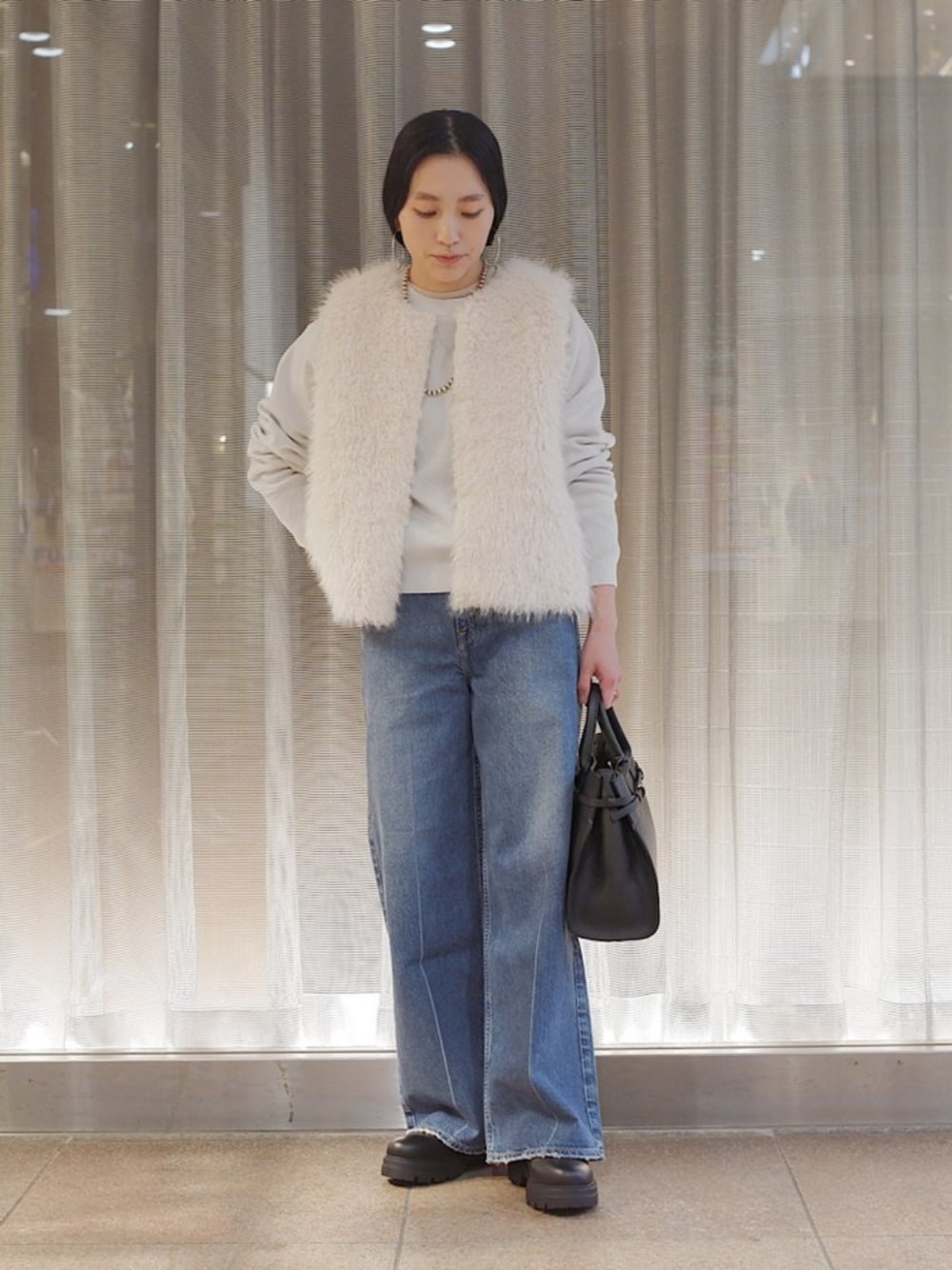 SHIPSのベスト（ホワイト系）を使った「ファーベスト」の人気