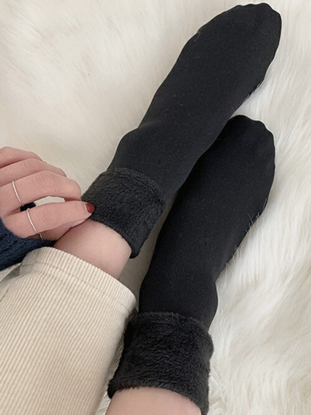 ブラック系のソックス/靴下を着用したレディースの冬コーディネートの1枚目の写真