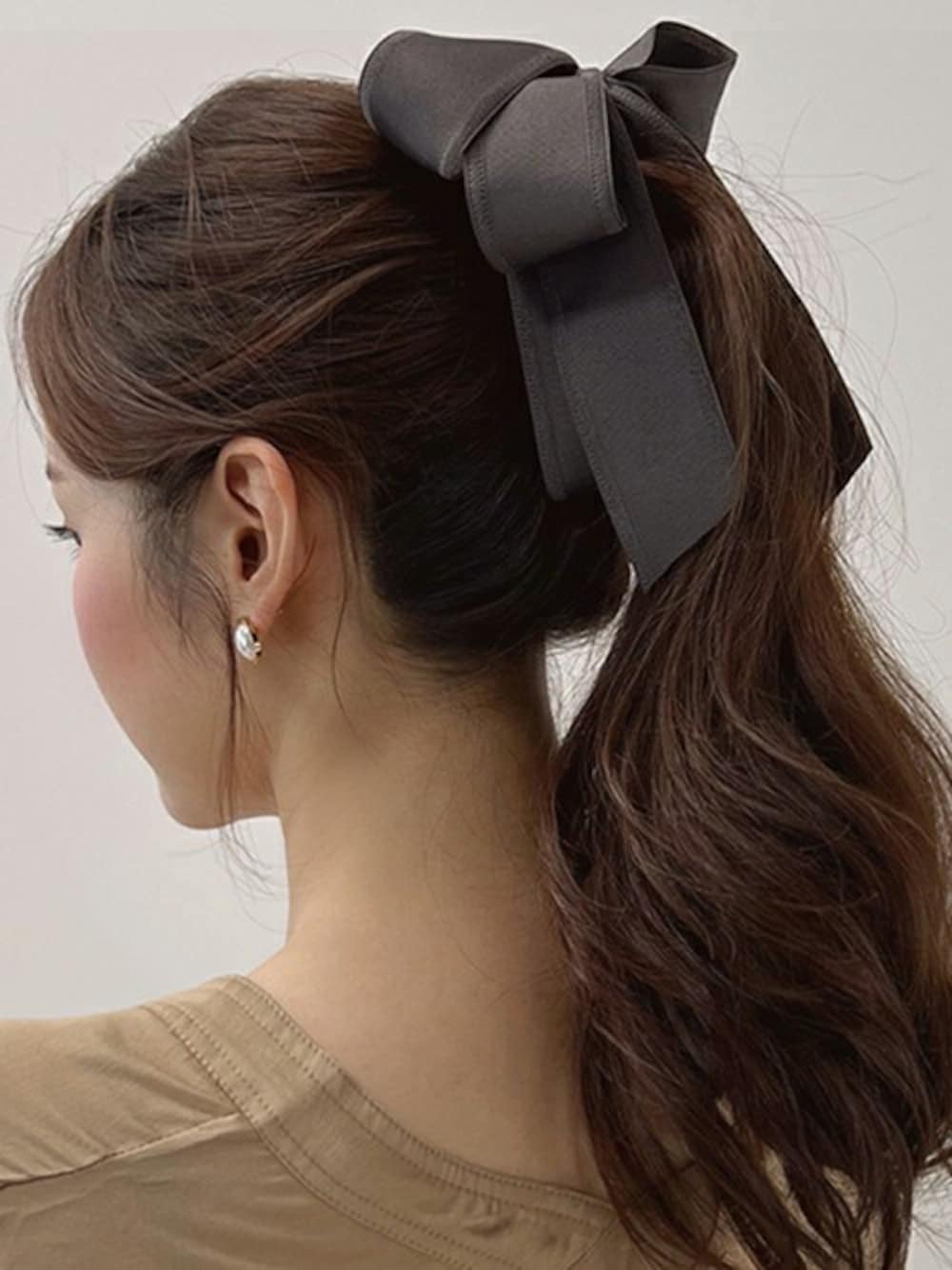 グレー系のヘアゴムを着用したレディースの冬コーディネートの1枚目の写真