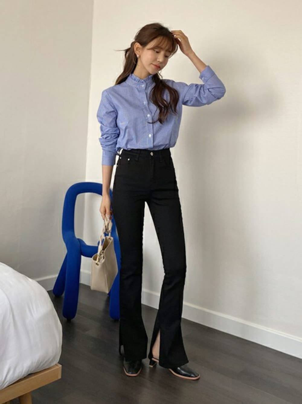 ブルー系のシャツ/ブラウスを着用したレディースの冬コーディネートの1枚目の写真