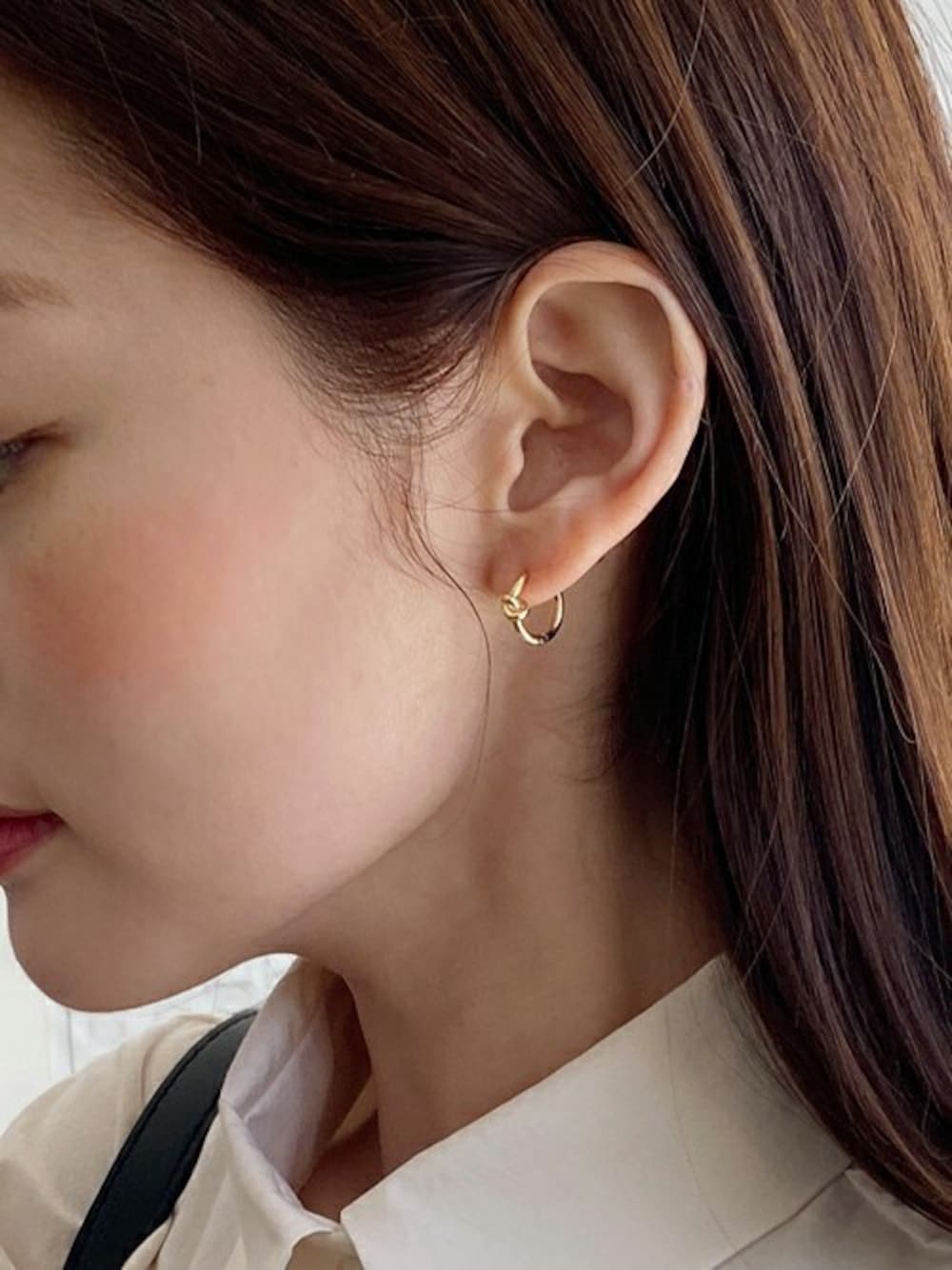 ゴールド系のピアス(両耳用)を着用したレディースの春コーディネートの1枚目の写真