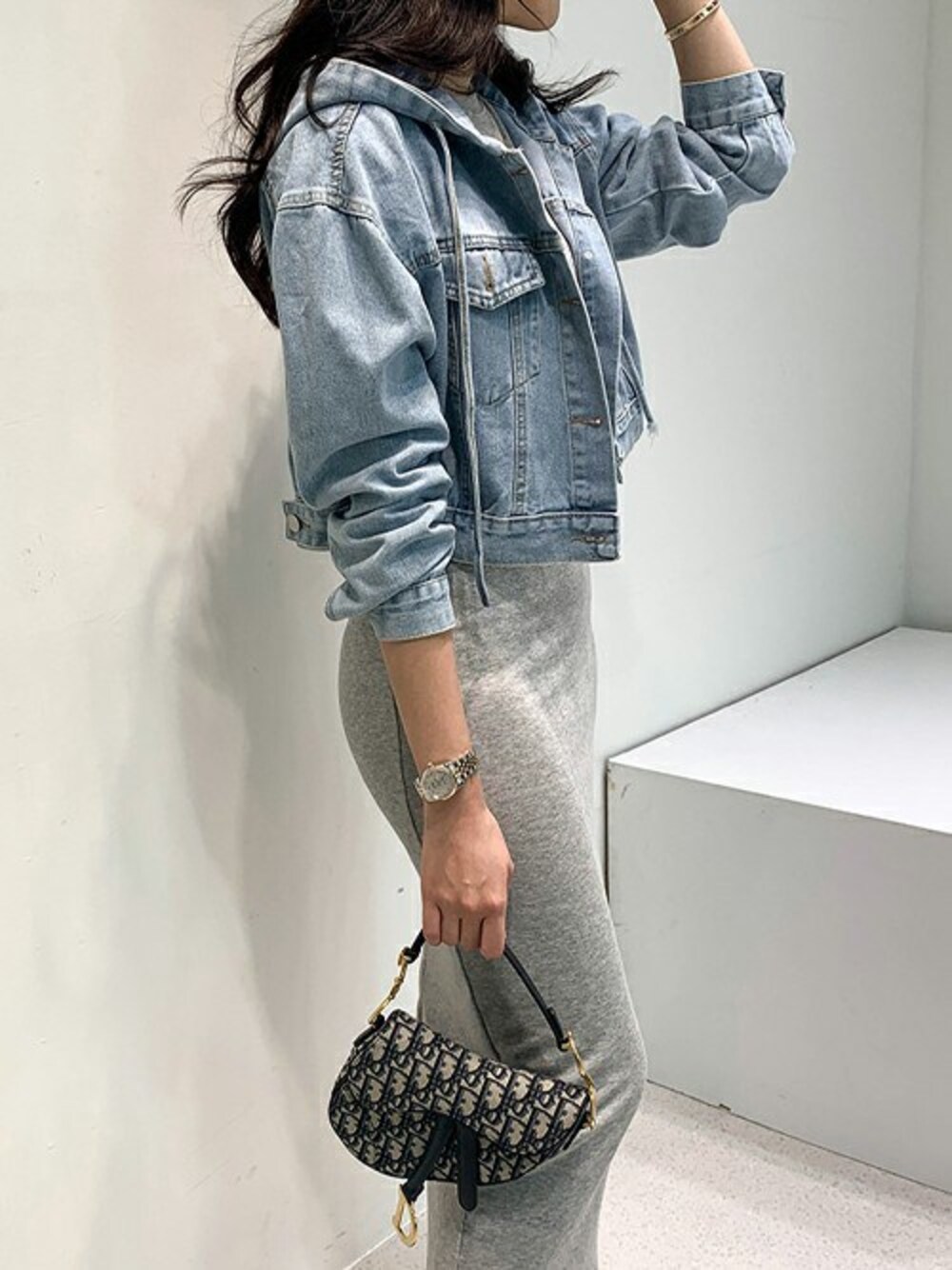 ブルー系のデニムジャケットを着用したレディースの春コーディネートの1枚目の写真