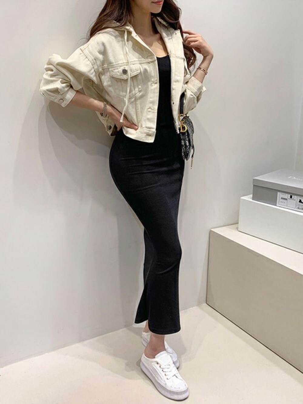 ベージュ系のデニムジャケットを着用したレディースの春コーディネートの1枚目の写真