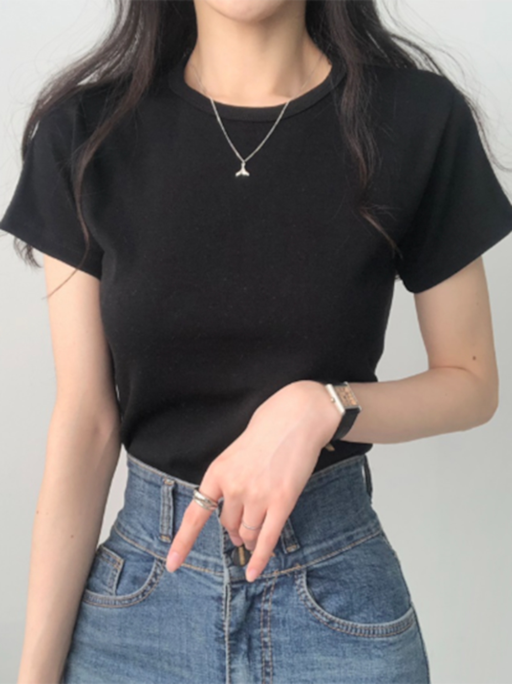 ブラック系のTシャツ/カットソーを着用したレディースの春コーディネートの1枚目の写真
