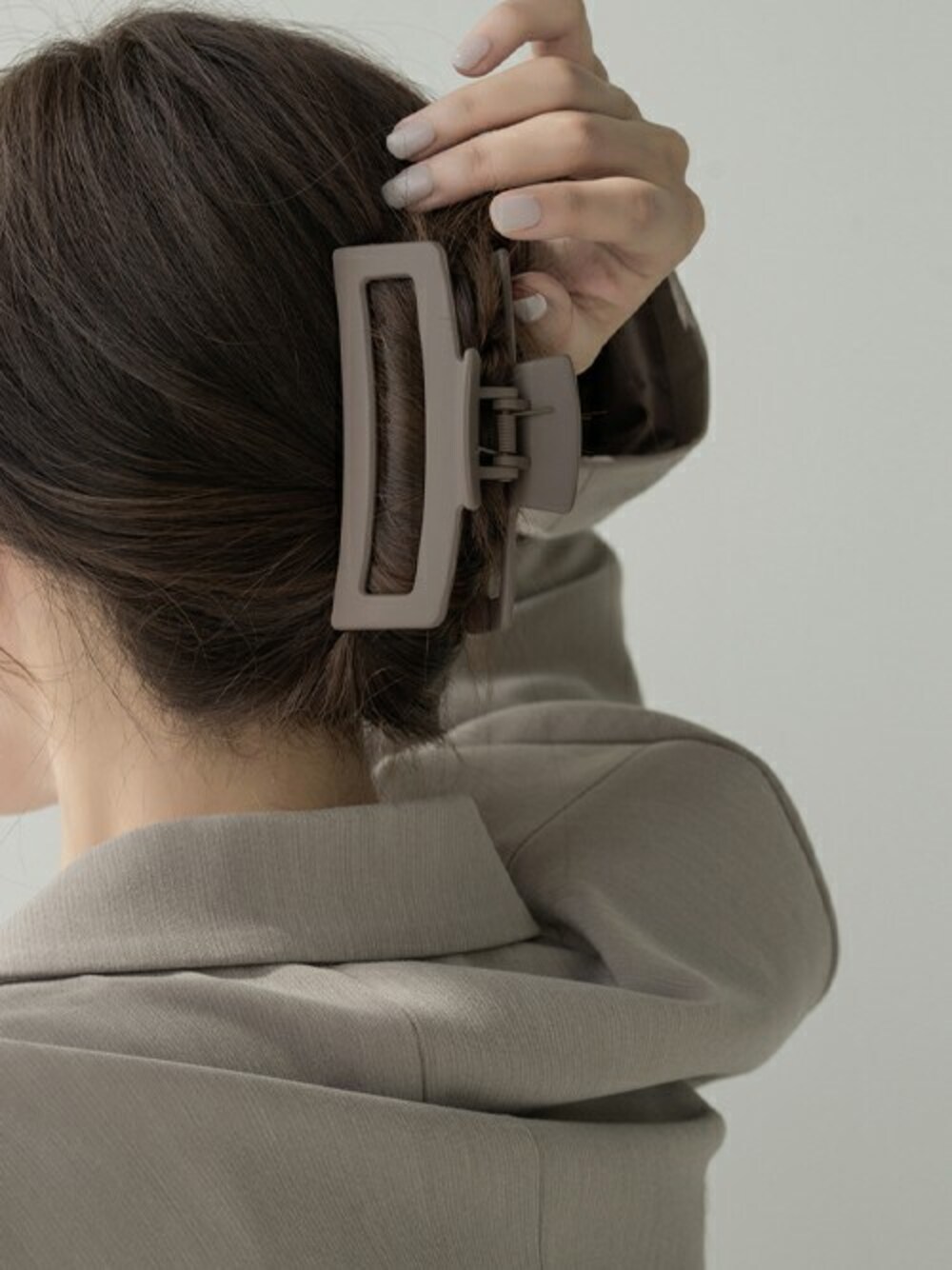 ベージュ系のバレッタ/ヘアクリップを着用したレディースの春コーディネートの1枚目の写真