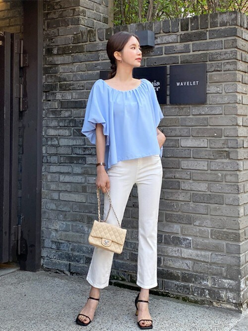 ブルー系のシャツ/ブラウスを着用したレディースの春コーディネートの1枚目の写真