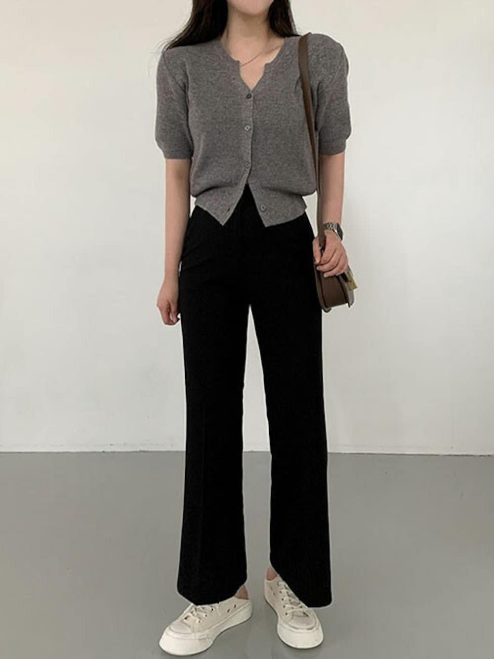 グレー系のカーディガン/ボレロを着用したレディースの夏コーディネートの1枚目の写真