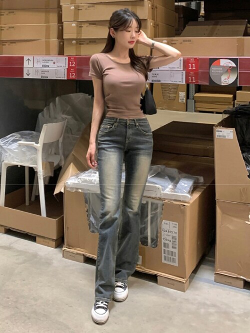 ブラウン系のTシャツ/カットソーを着用したレディースの夏コーディネートの1枚目の写真