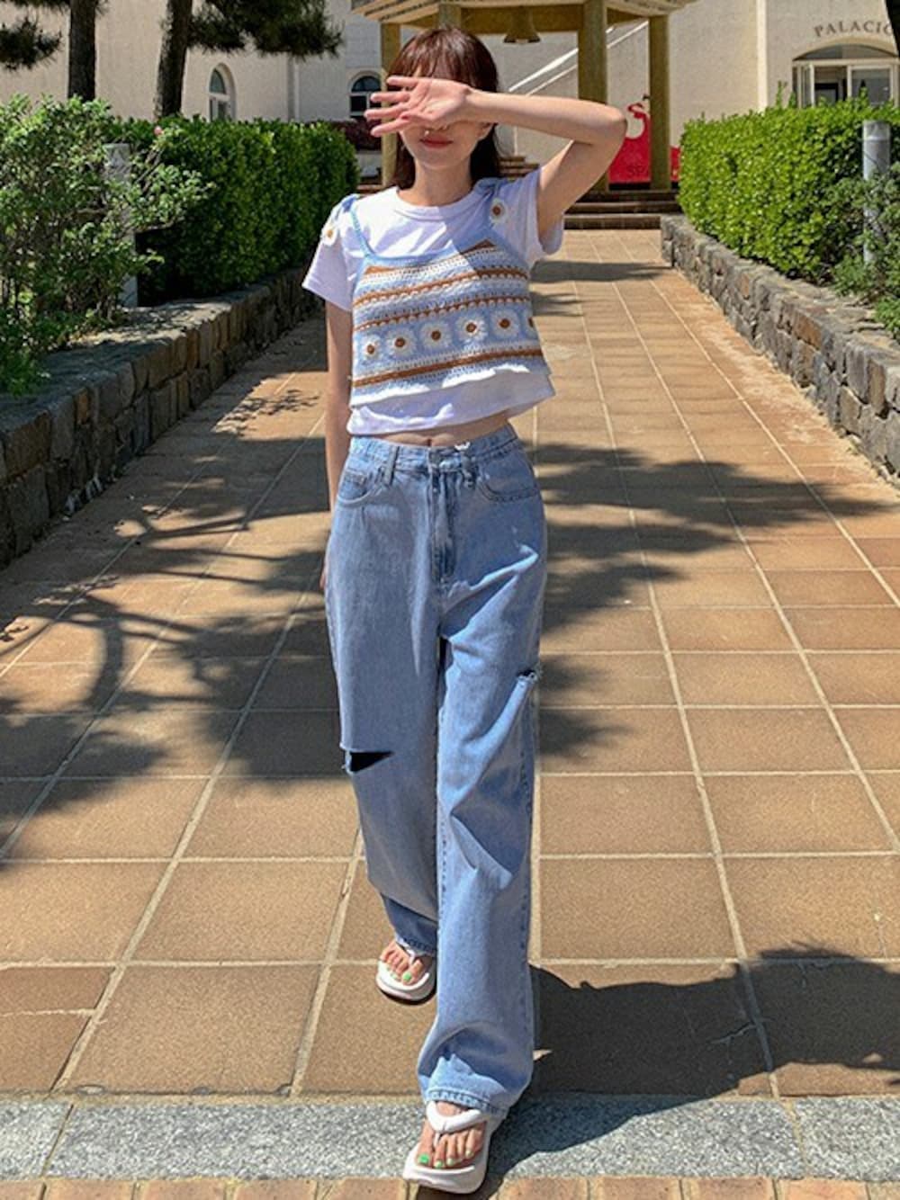 ブルー系のキャミソールを着用したレディースの夏コーディネートの1枚目の写真