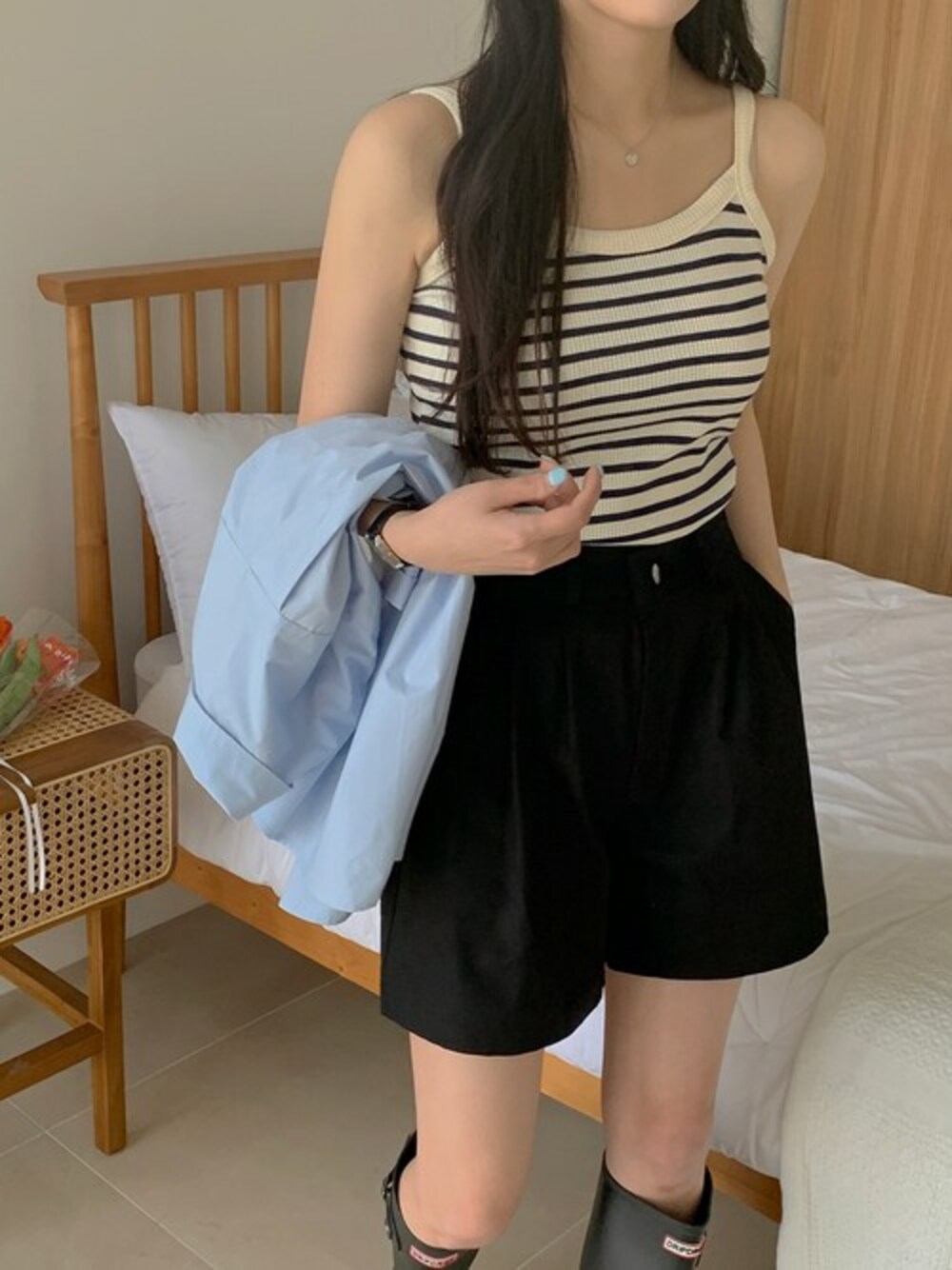 ブルー系のキャミソールを着用したレディースの夏コーディネートの1枚目の写真