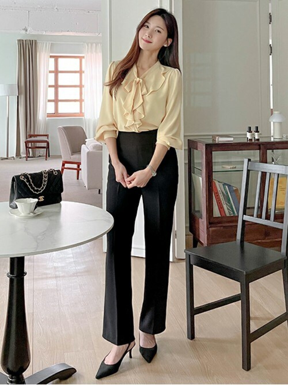 イエロー系のシャツ/ブラウスを着用したレディースの夏コーディネートの1枚目の写真