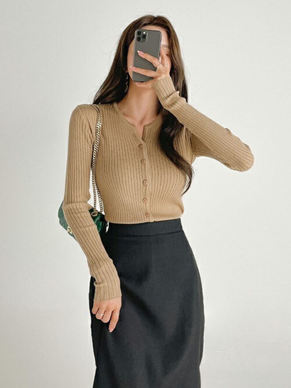 ブラウン系のカーディガン/ボレロを着用したレディースの秋コーディネートの1枚目の写真