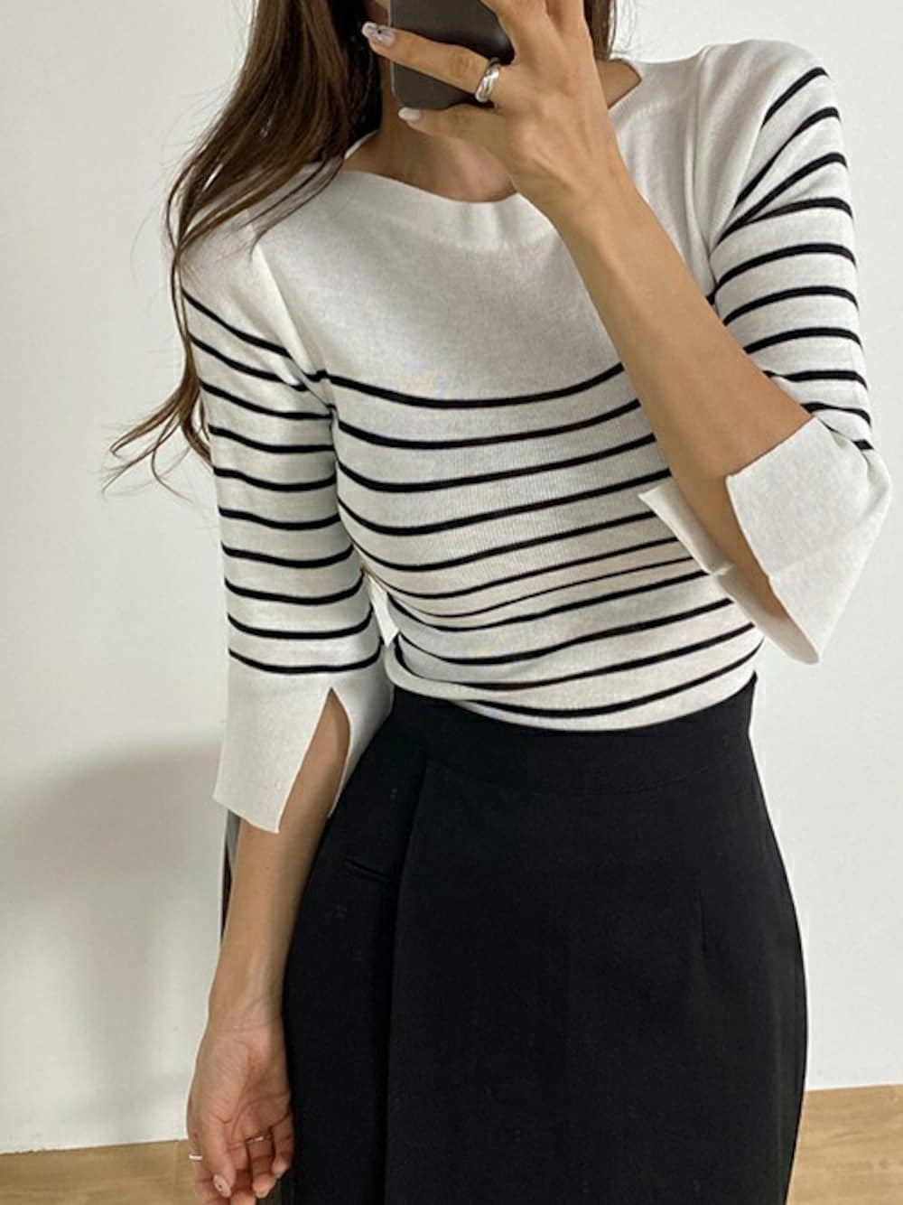 ホワイト系のTシャツ/カットソーを着用したレディースの秋コーディネートの1枚目の写真