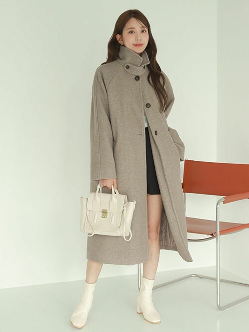 ベージュ系のその他アウターを着用したレディースの秋コーディネートの1枚目の写真