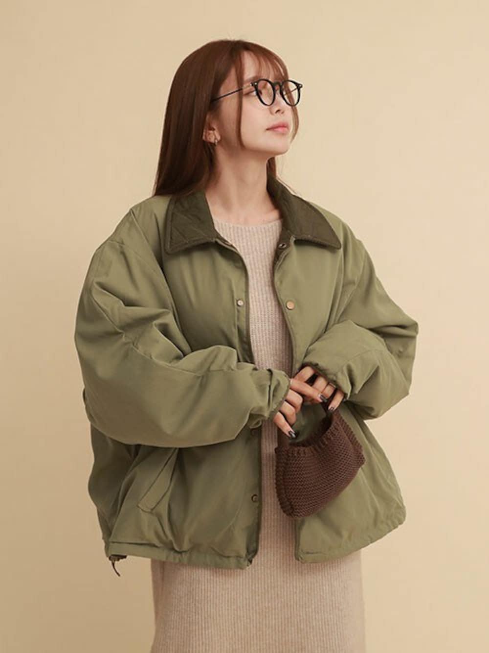 グリーン系のその他アウターを着用したレディースの秋コーディネートの1枚目の写真