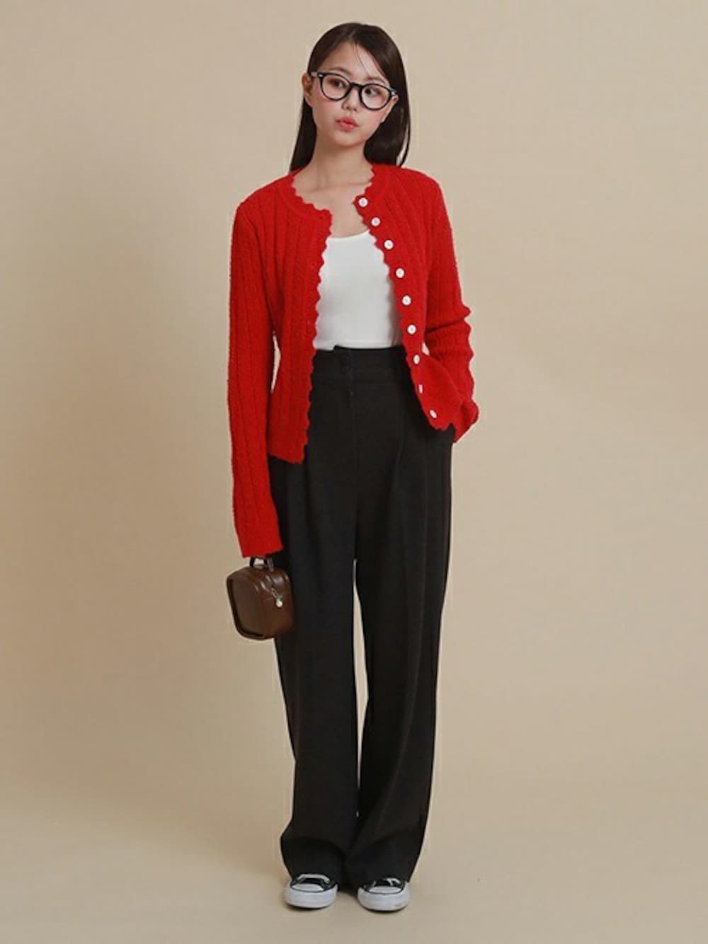 レッド系のカーディガン/ボレロを着用したレディースの冬コーディネートの1枚目の写真