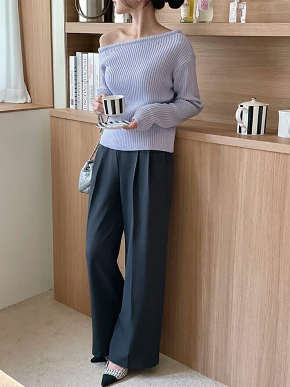 パープル系のニット/セーターを着用したレディースの冬コーディネートの1枚目の写真