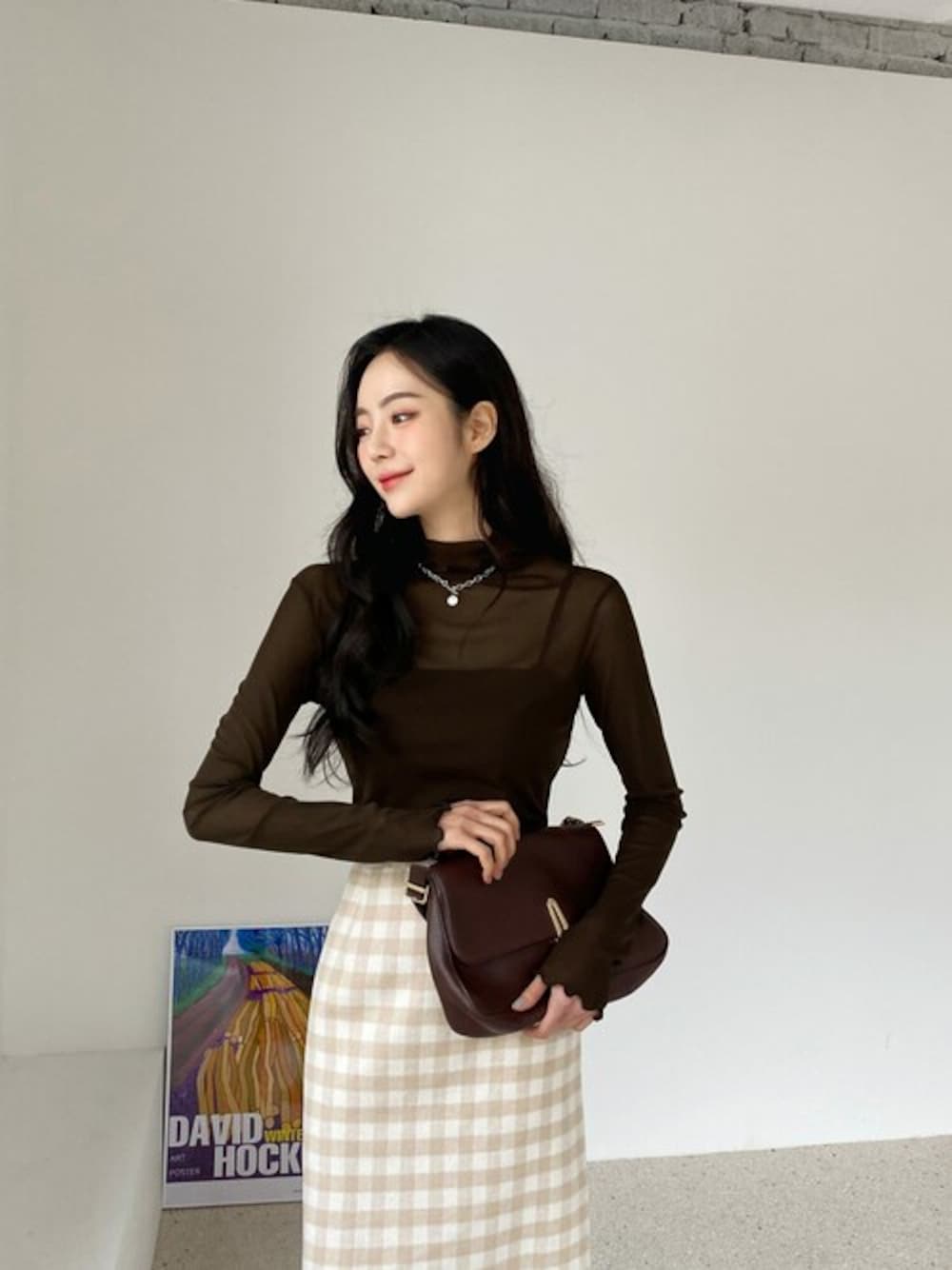 ブラウン系のシャツ/ブラウスを着用したレディースの冬コーディネートの1枚目の写真