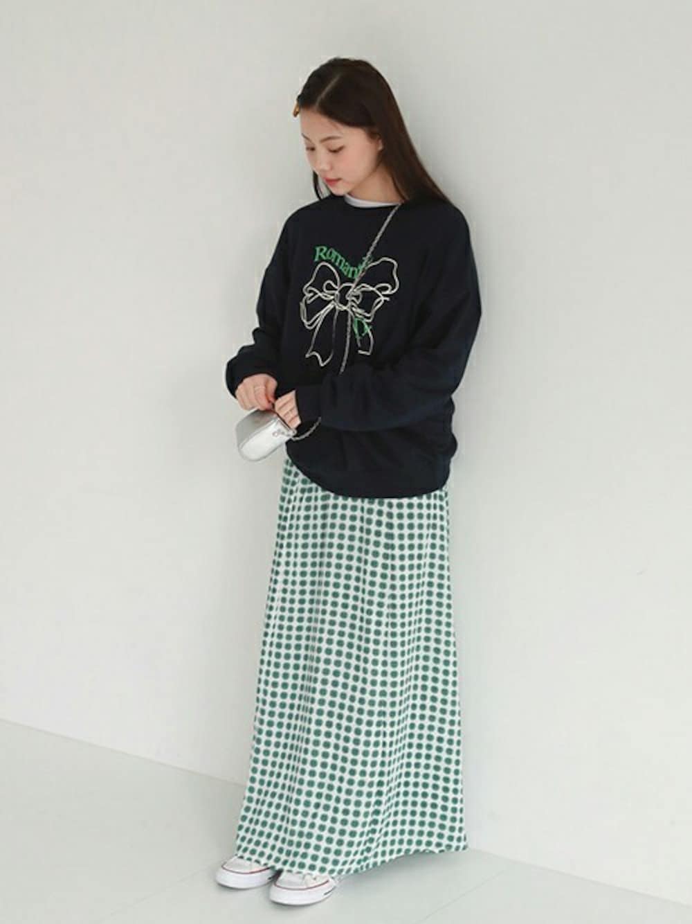 ブルー系のスウェットを着用したレディースの春コーディネートの1枚目の写真