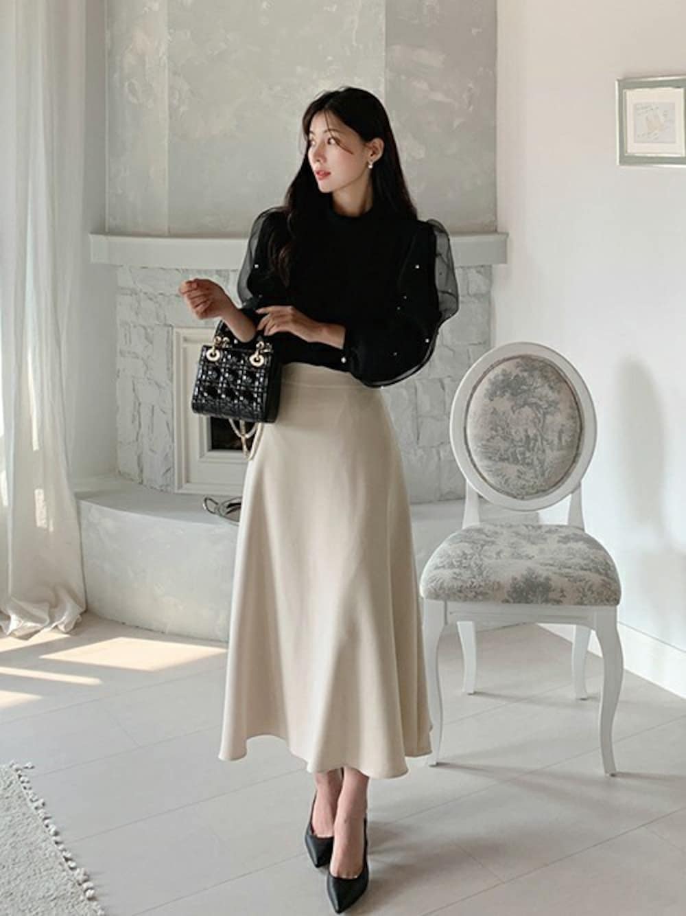 ブラック系のシャツ/ブラウスを着用したレディースの春コーディネートの1枚目の写真