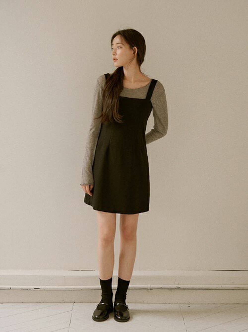 ブラック系のワンピースを着用したレディースの春コーディネートの1枚目の写真