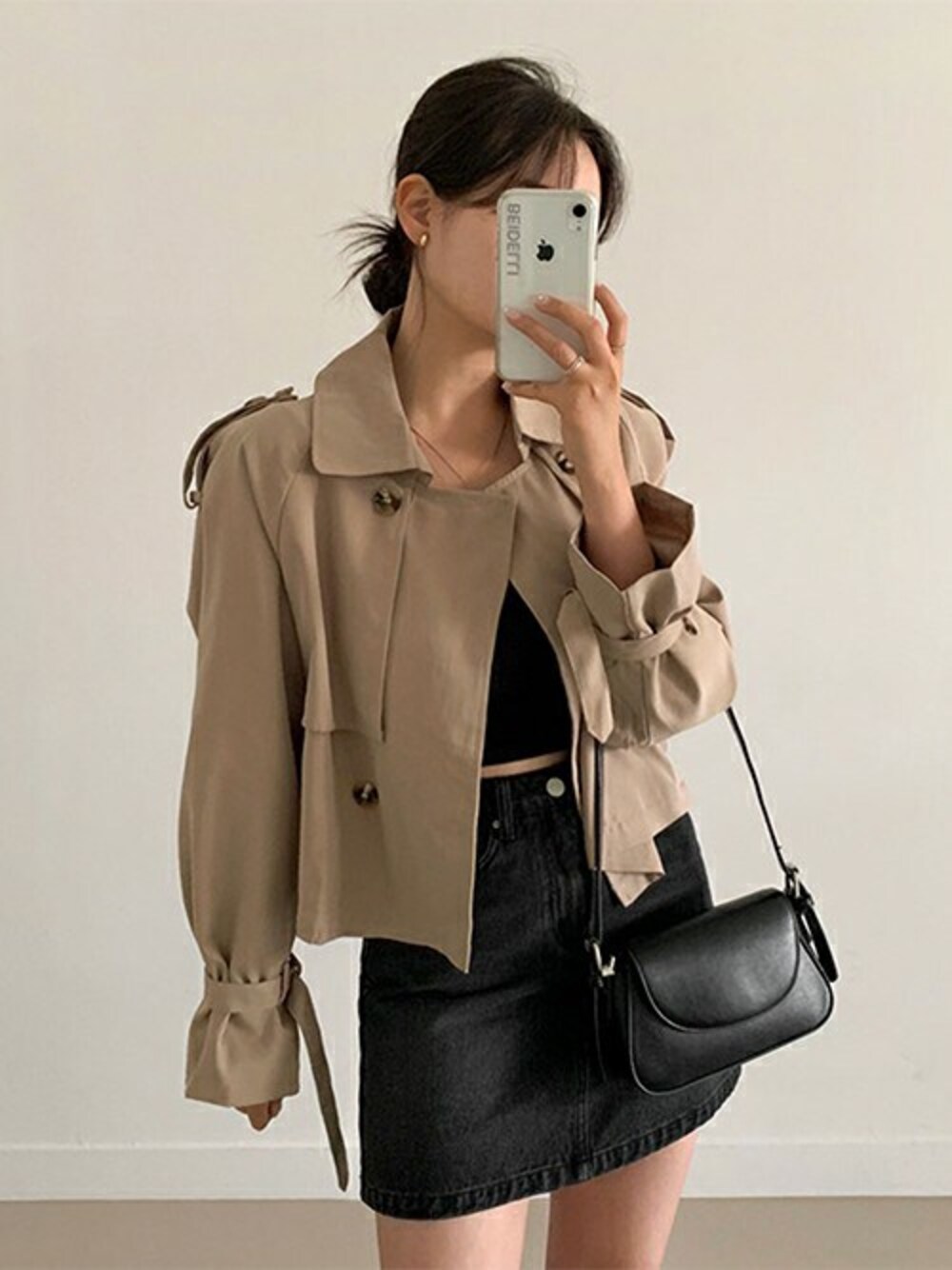 ベージュ系のトレンチコートを着用したレディースの春コーディネートの1枚目の写真