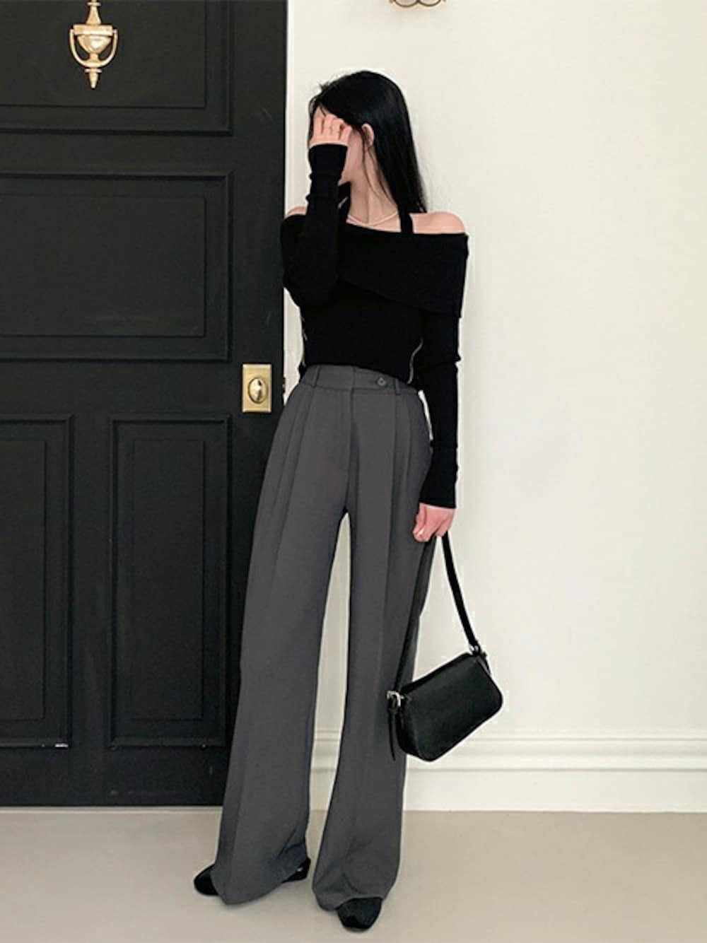 グレー系のスラックスを着用したレディースの春コーディネートの1枚目の写真