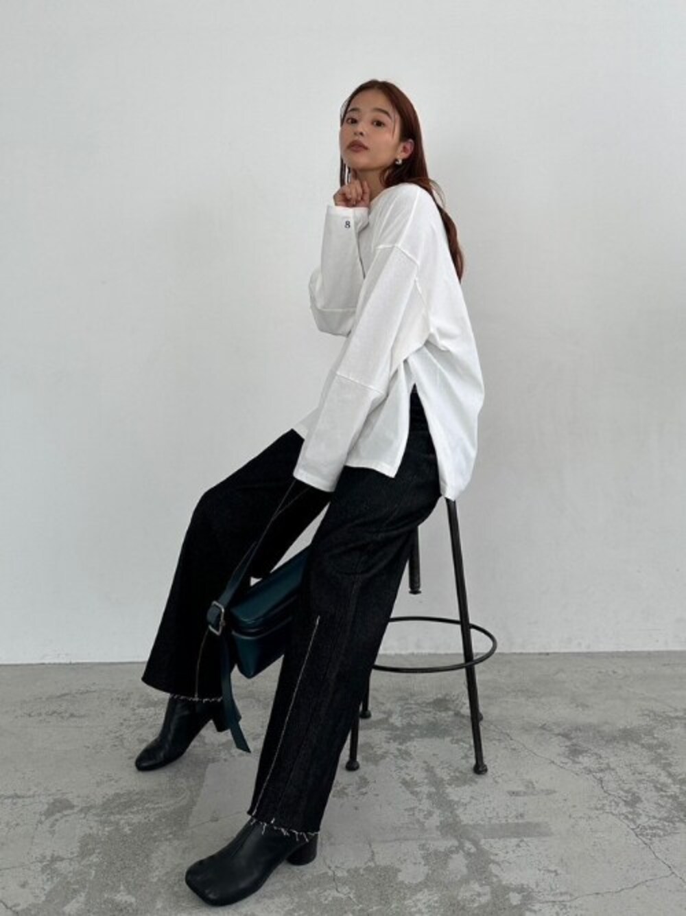 「デニム、ロンT、デニムパンツ、カジュアルコーデ、秋コーデ、TRUNC88」｜「TRUNC 88のSimple Long Sleeve TEE（Tシャツ/カットソー、ホワイト系）」を使った、TRUNC 88さん（レディース・162cm）の秋コーディネートの1枚目の写真