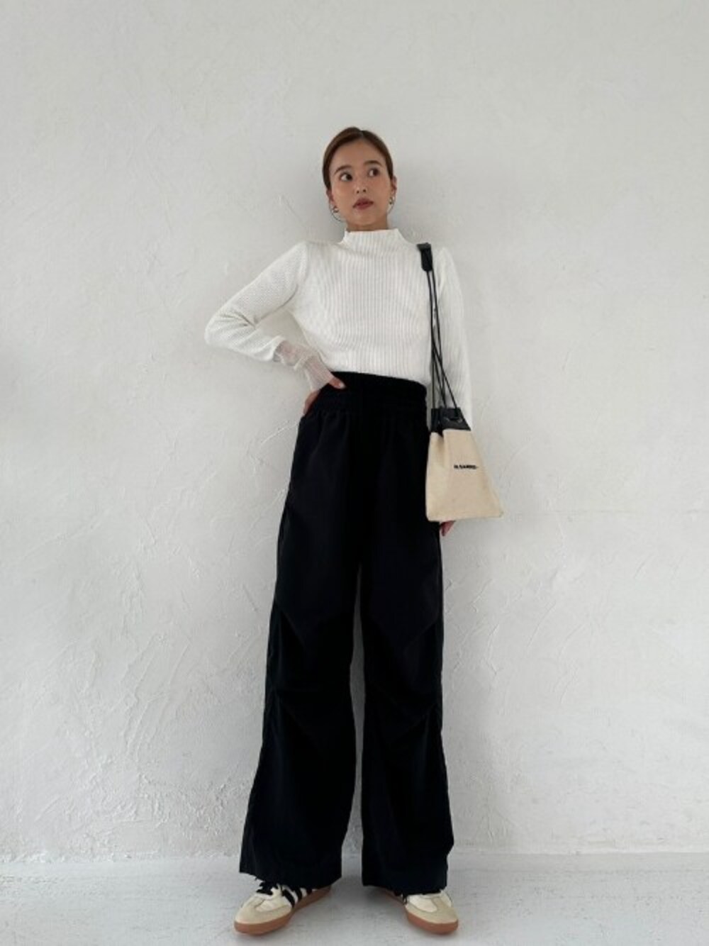 「カジュアル、大人カジュアル、パンツスタイル、モノトーンコーデ、秋コーデ、TRUNC88」｜「TRUNC 88のDouble Waist Curve Pants（その他パンツ、ブラック系）」を使った、TRUNC 88さん（レディース・162cm）の秋コーディネートの1枚目の写真