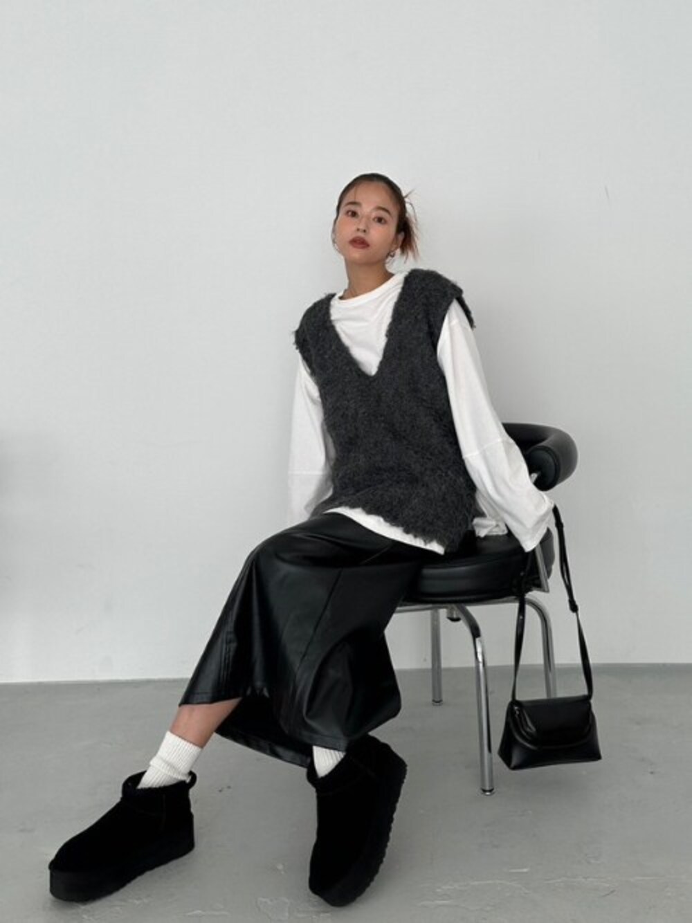 「カジュアル、レザースカート、ロンT、大人カジュアル、ニットベスト、秋コーデ、TRUNC88」｜「TRUNC 88のSimple Long Sleeve TEE（Tシャツ/カットソー、ホワイト系）」を使った、TRUNC 88さん（レディース・162cm）の秋コーディネートの1枚目の写真