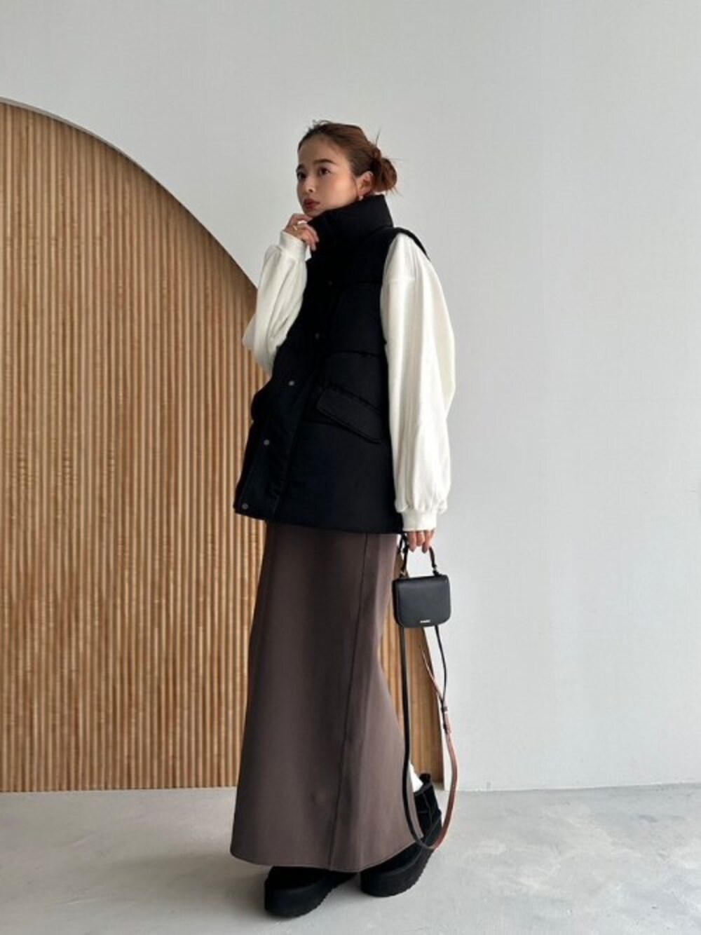 「アウター、カジュアル、ベスト、大人カジュアル、秋コーデ、TRUNC88」｜「TRUNC 88のSide Shirring Patted Vest（ダウンベスト、ブラック系）」を使った、TRUNC 88さん（レディース・162cm）の秋コーディネートの1枚目の写真