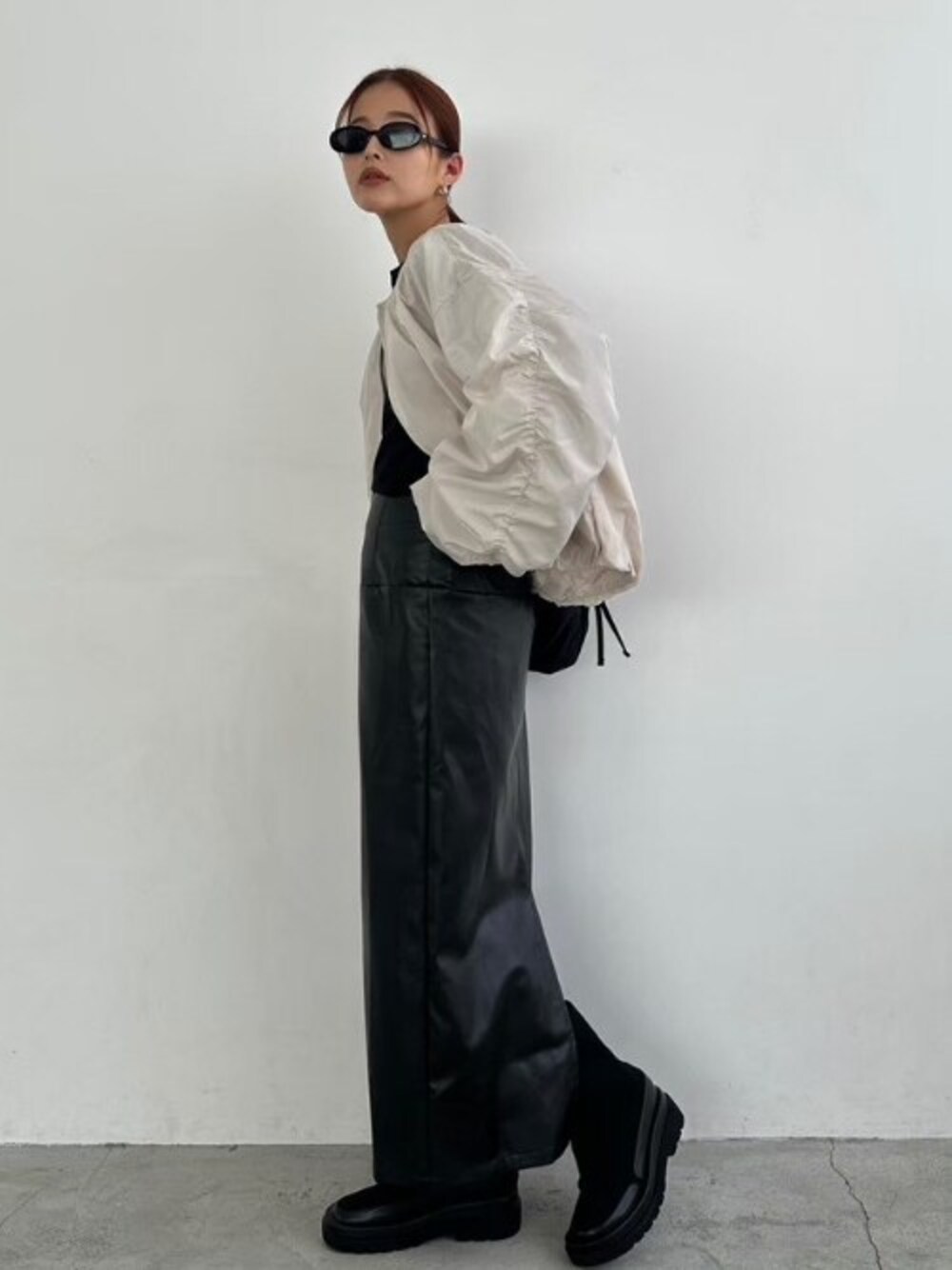 「ブルゾン、カジュアル、大人カジュアル、スカートスタイル、TRUNC88」｜「TRUNC 88のNo collar Tuck Blouson（ブルゾン、ホワイト系）」を使った、TRUNC 88さん（レディース・162cm）の秋コーディネートの1枚目の写真