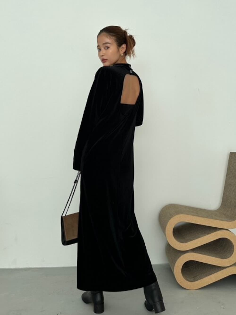 「ワンピース、きれいめカジュアル、オケージョンワンピース、ベロアワンピース、ワンピースコーデ、TRUNC88」｜「TRUNC 88のBack Open Velour Dress（ワンピース、ブラック系）」を使った、TRUNC 88さん（レディース・162cm）の秋コーディネートの1枚目の写真
