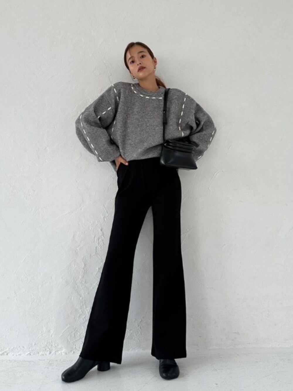 「大人カジュアル、パンツスタイル、パンツコーデ、TRUNC88」｜「TRUNC 88のHigh Stretch Flare Pants（その他パンツ、ブラック系）」を使った、TRUNC 88さん（レディース・162cm）の秋コーディネートの1枚目の写真