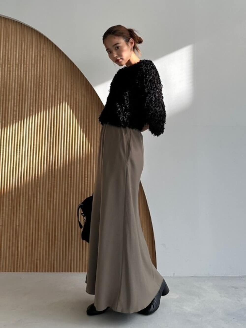 「ニット、大人カジュアル、秋コーデ、ニットコーデ、TRUNC88」｜「TRUNC 88のFeather Yarn Cropped Pullover（ニット/セーター、ブラック系）」を使った、TRUNC 88さん（レディース・162cm）の秋コーディネートの1枚目の写真