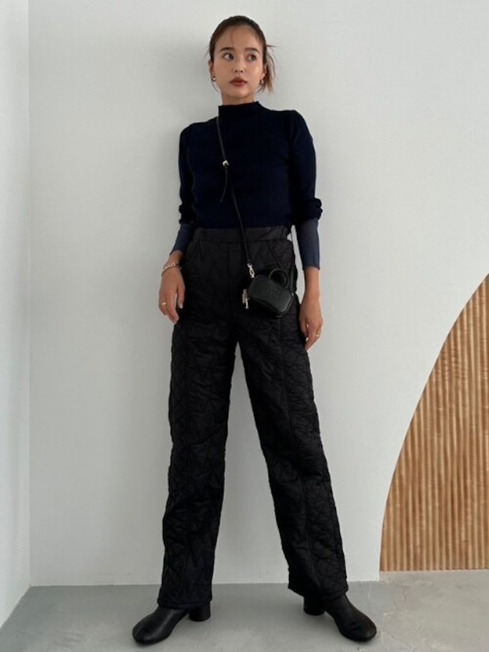 「カジュアル、大人カジュアル、パンツスタイル、秋コーデ、TRUNC88」｜「TRUNC 88のSheer Sleeve Turtleneck（ニット/セーター、ブラック系）」を使った、TRUNC 88さん（レディース・162cm）の秋コーディネートの1枚目の写真