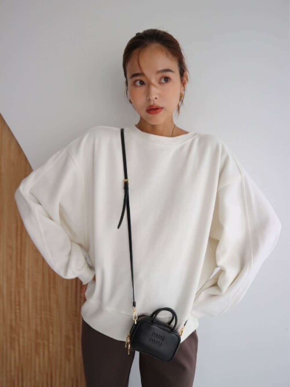 「大人カジュアル、パンツスタイル、カジュアルコーデ、秋コーデ、TRUNC88」｜「TRUNC 88のVolume Sleeve Simple Pullover（スウェット、ホワイト系）」を使った、TRUNC 88さん（レディース・162cm）の秋コーディネートの1枚目の写真