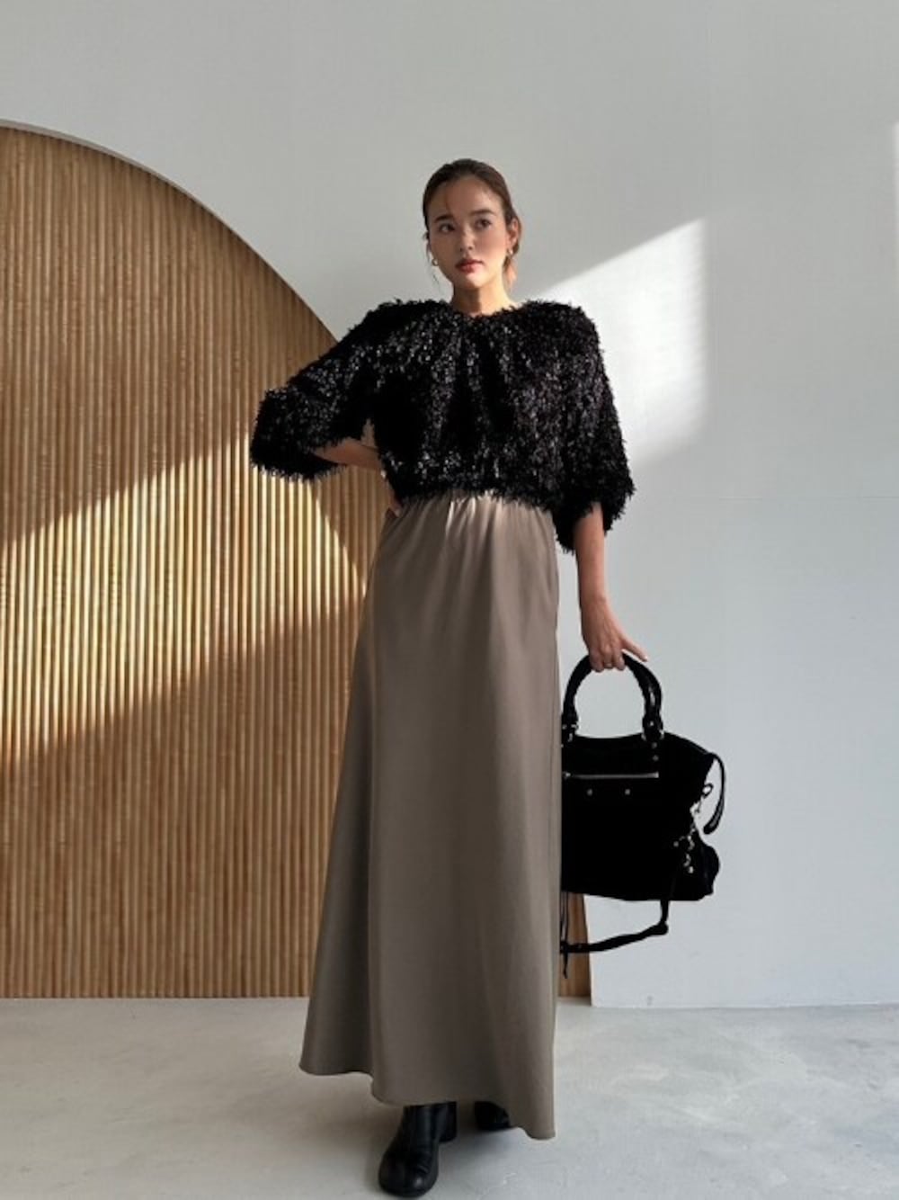 「大人カジュアル、きれいめカジュアル、スカートスタイル、秋コーデ、TRUNC88」｜「TRUNC 88のFeather Yarn Cropped Pullover（ニット/セーター、ブラック系）」を使った、TRUNC 88さん（レディース・162cm）の秋コーディネートの1枚目の写真