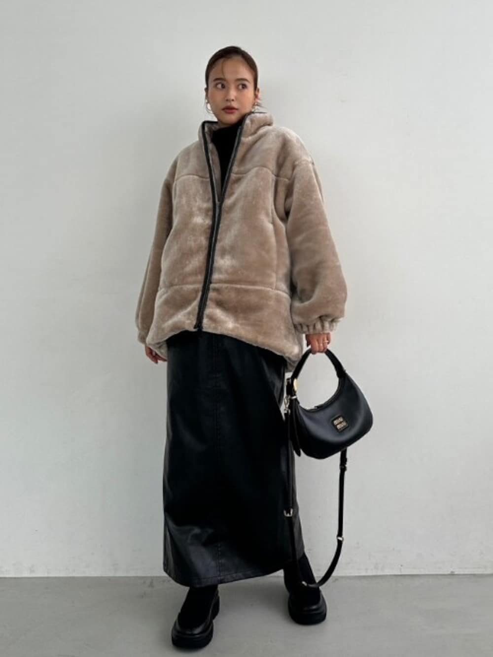 「カジュアル、大人カジュアル、秋コーデ、ボアコート、TRUNC88」｜「TRUNC 88のVegan leather Straight skirt（スカート、ブラック系）」を使った、TRUNC 88さん（レディース・162cm）の秋コーディネートの1枚目の写真