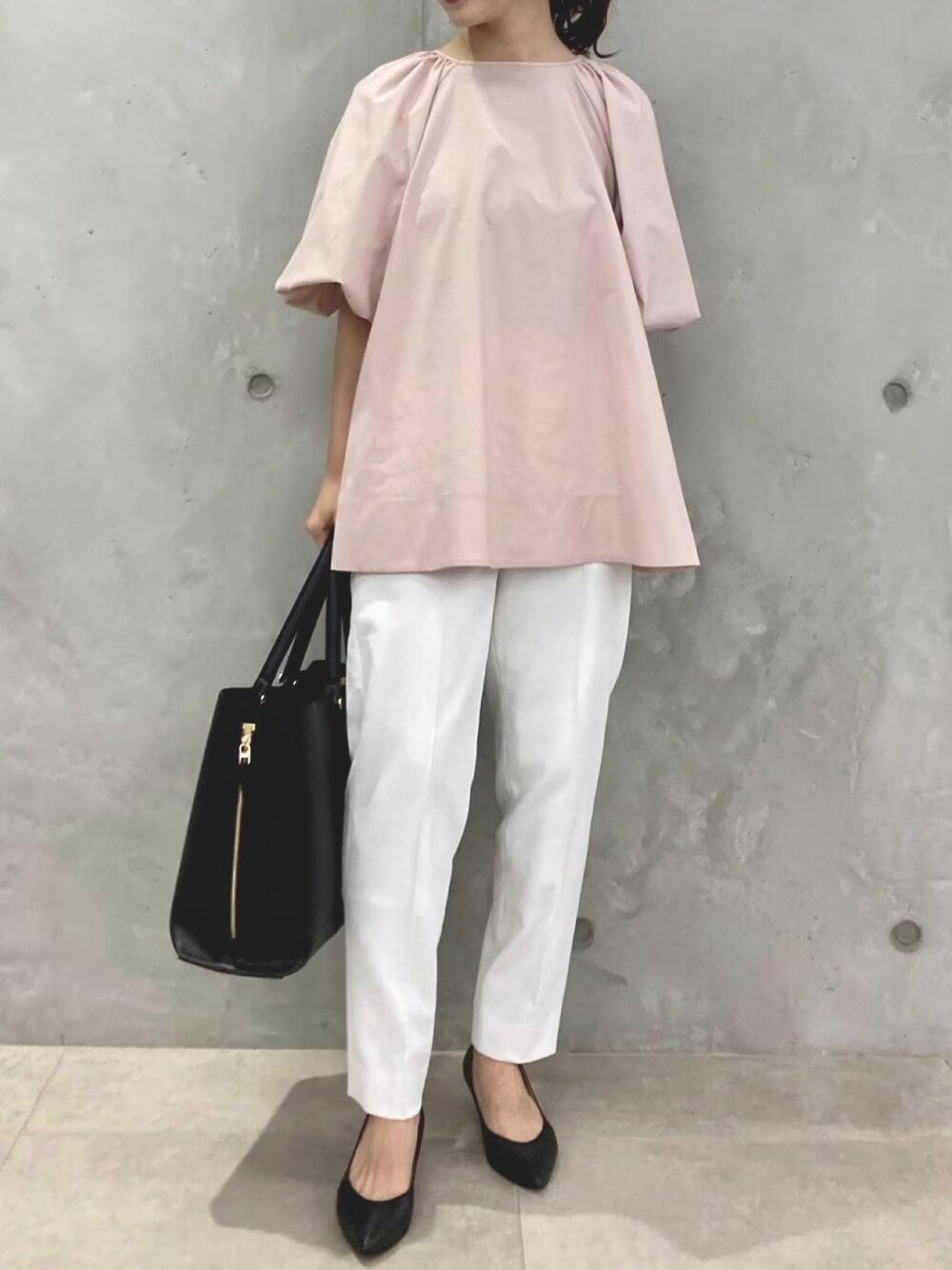 ピンク系のシャツ/ブラウス、ホワイト系のその他パンツ、ブラック系のパンプスを着用したレディースの春コーディネートの1枚目の写真