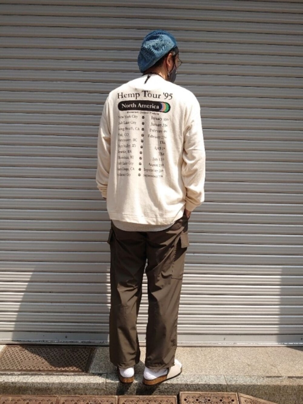 グリーン系のカーゴパンツ、ベージュ系のサンダル、ベージュ系のTシャツ/カットソーを着用したメンズの夏コーディネートの1枚目の写真