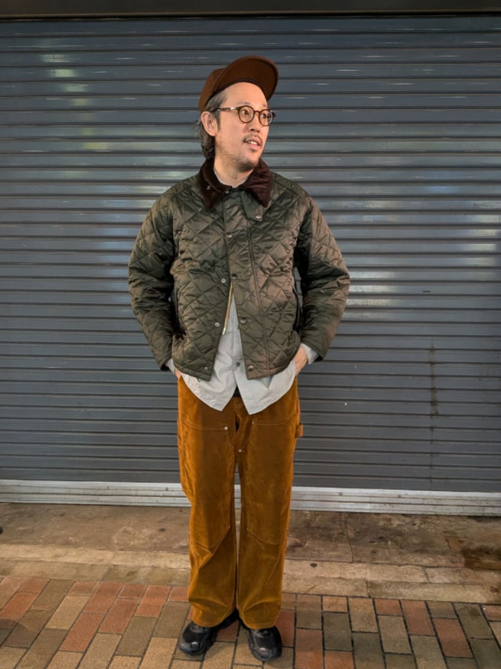 その他のその他アウター、グレー系のシャツ/ブラウス、ブラウン系のデニムパンツを着用したメンズの秋コーディネートの1枚目の写真