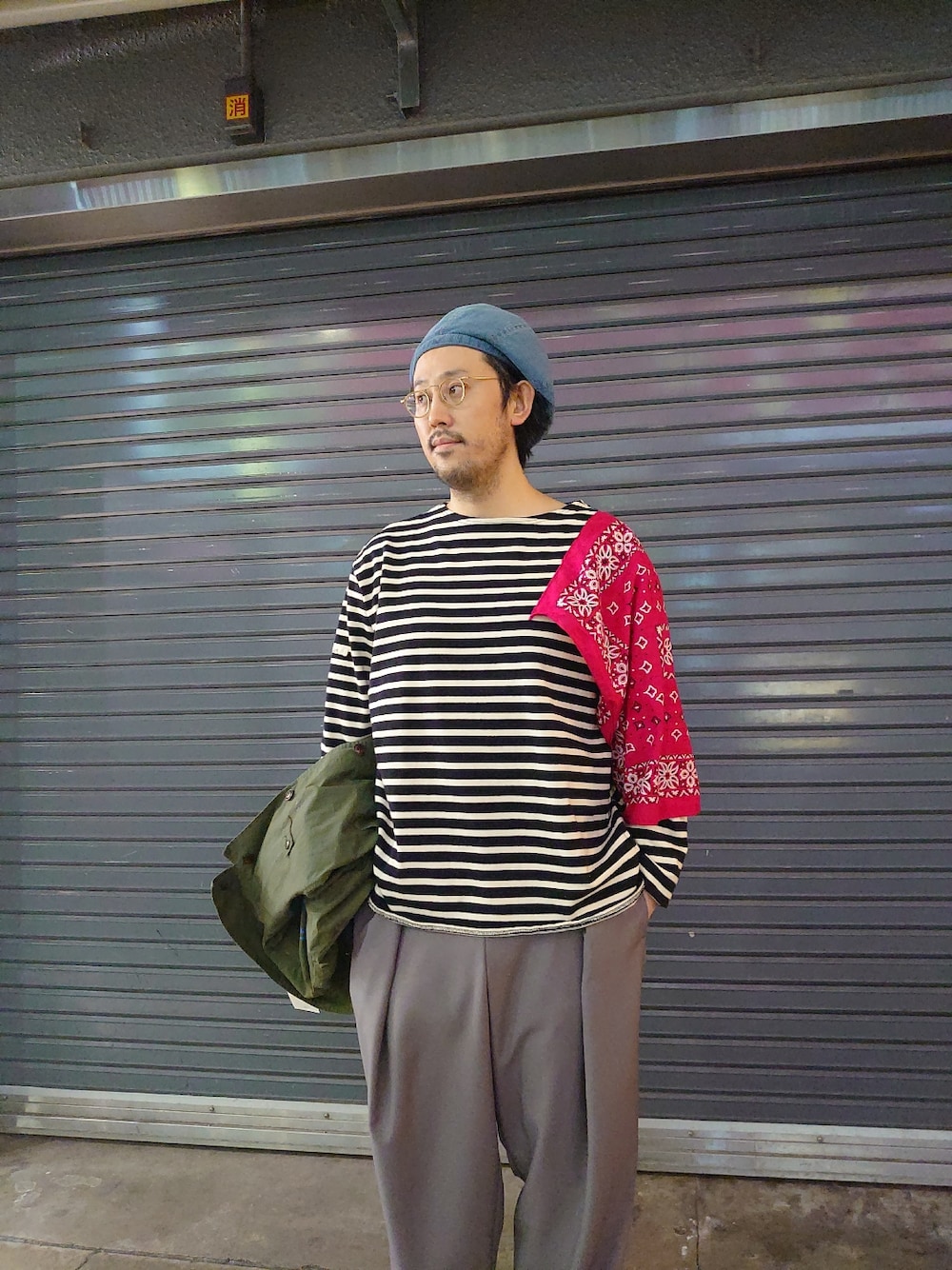 グレー系のその他パンツ、ブラック系のTシャツ/カットソー、ブラウン系のサンダルを着用したメンズの冬コーディネートの2枚目の写真