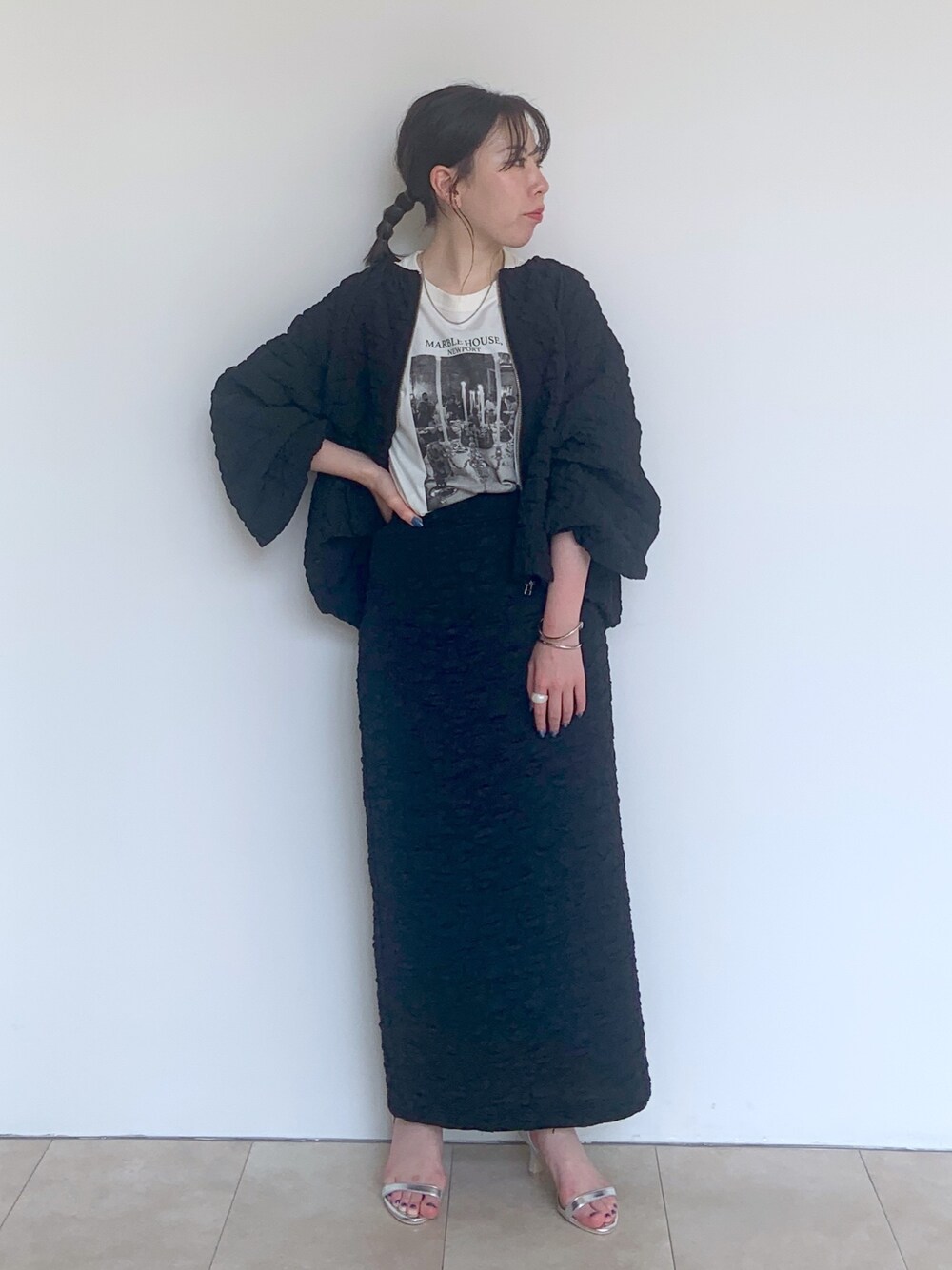 「低身長、低身長コーデ、低身長女子、秋アウター、大人カジュアル、きれいめカジュアル、アパートバイローリーズ、apartbylowrys」｜「A part byの【Good Rock Speed別注】フォトTEE_5分袖（Tシャツ/カットソー、ホワイト系）」を使った、ひおさん（レディース・153cm）の夏コーディネートの1枚目の写真